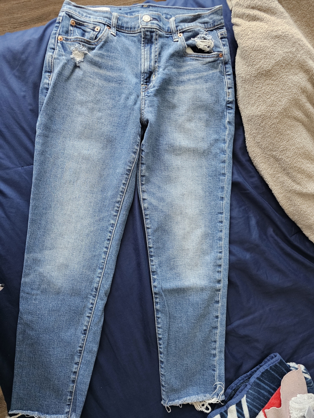 GAP Light Blue Straight-Leg Women's Jeans with Subtle Distress